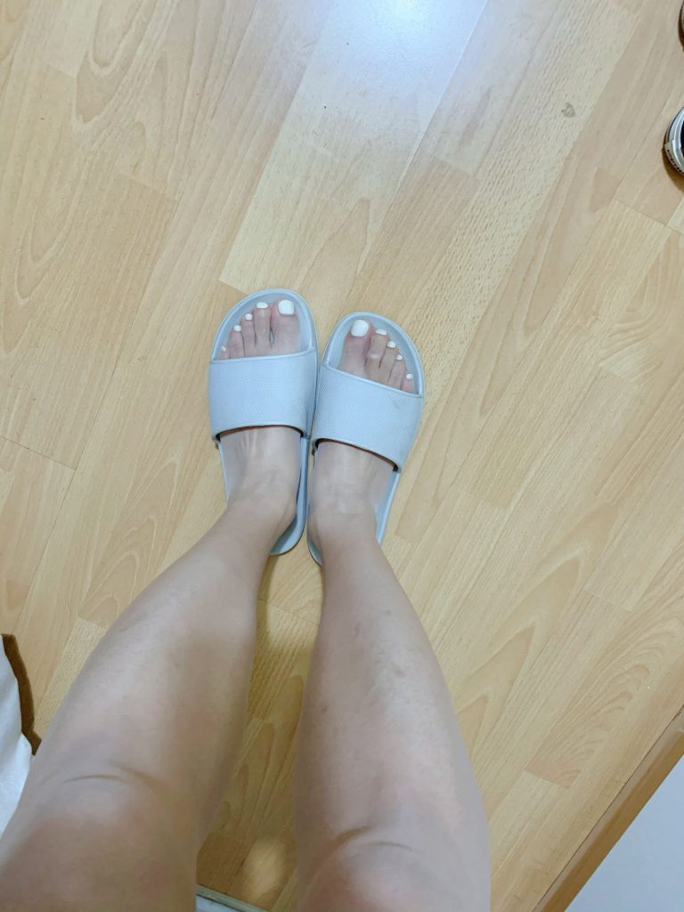 白色脚趾甲搭配精致脚部造型 / White toenails with elegant foot style