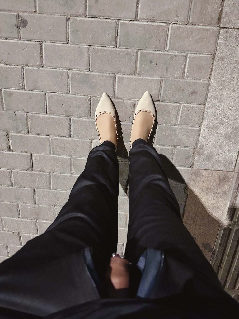 铆钉平底鞋丝袜穿搭与开裆裤包皮环细节 / Studded flats with stockings, open-crotch outfit and foreskin ring detail