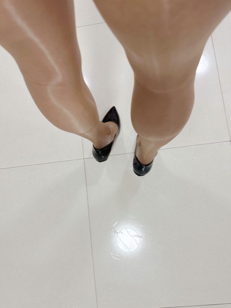 高跟鞋丝袜双脚手铐正面效果 / High heels and stockings with ankle handcuffs front view