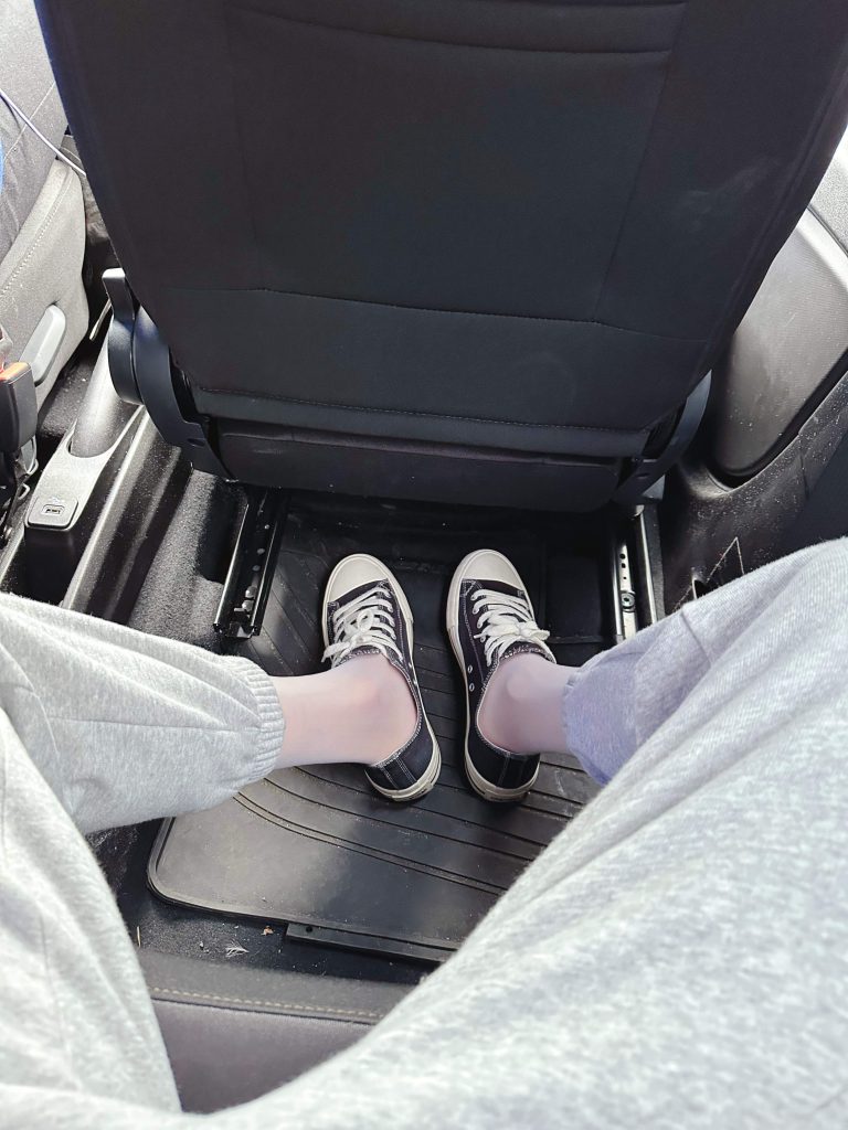 丝袜搭配黑色帆布鞋正面效果 / Stockings with black canvas shoes front view