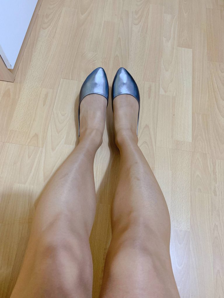 银色平底鞋搭配丝袜腿部细节 / Silver flats and stockings leg detail