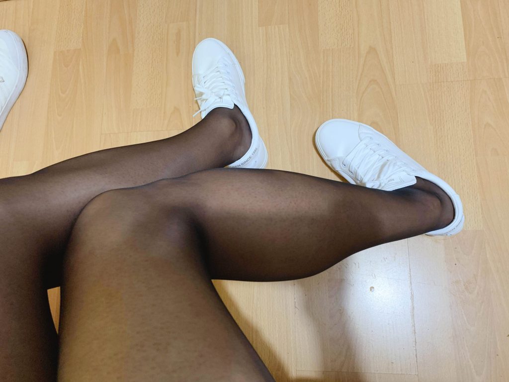 白色帆布鞋与丝袜脚部细节 / White canvas shoes with stockings detail