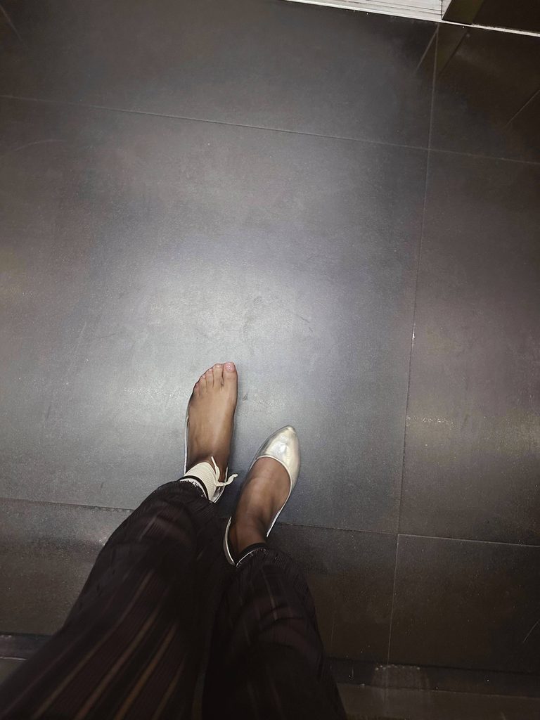 车内的平底鞋和袜子搭配 / Flats and socks outfit in a car