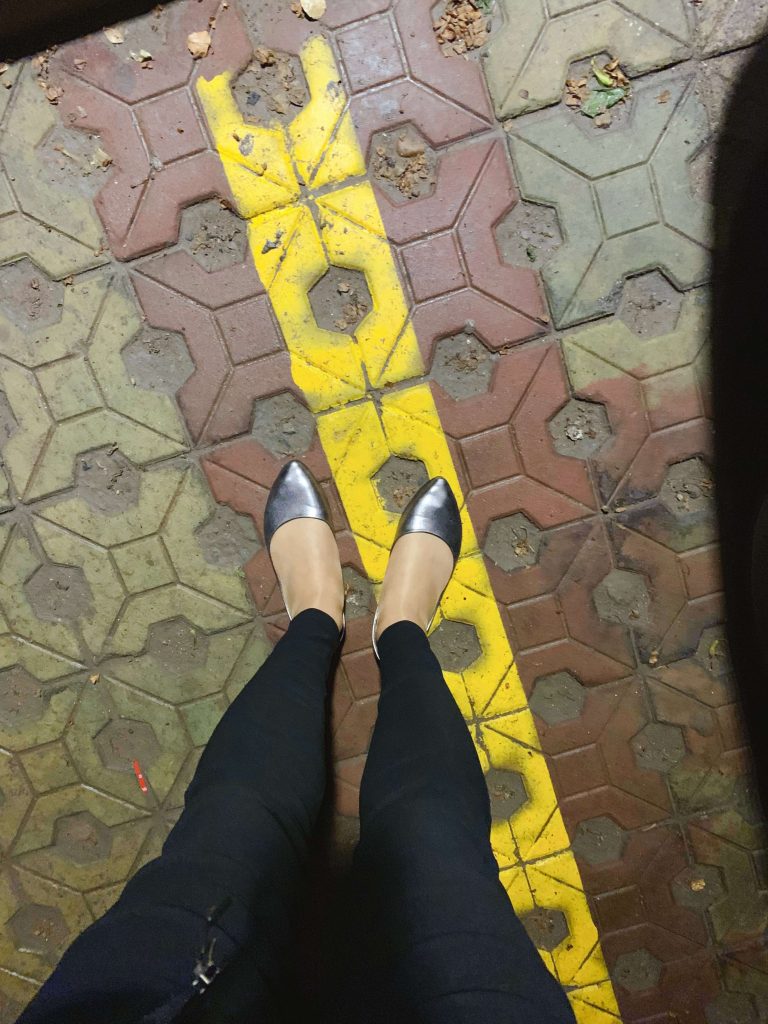 丝袜与银色平底鞋休闲穿搭 / Casual stockings with silver flats