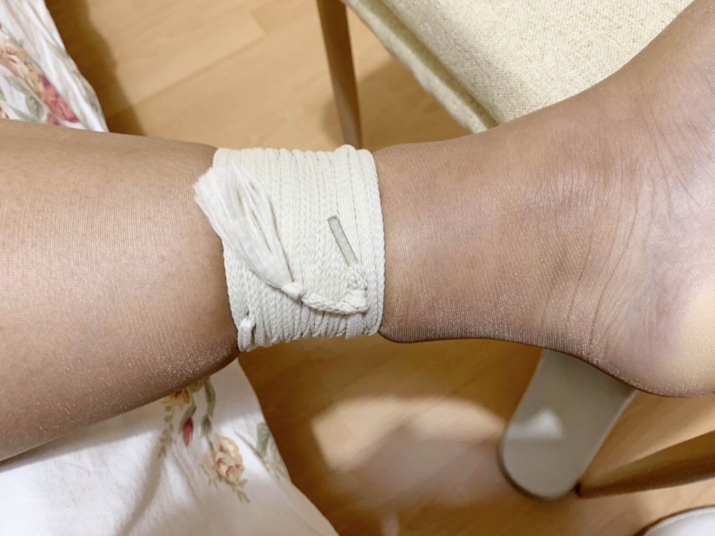 紧缚左腿后的足部颜色对比 / Foot color contrast after tight leg bondage