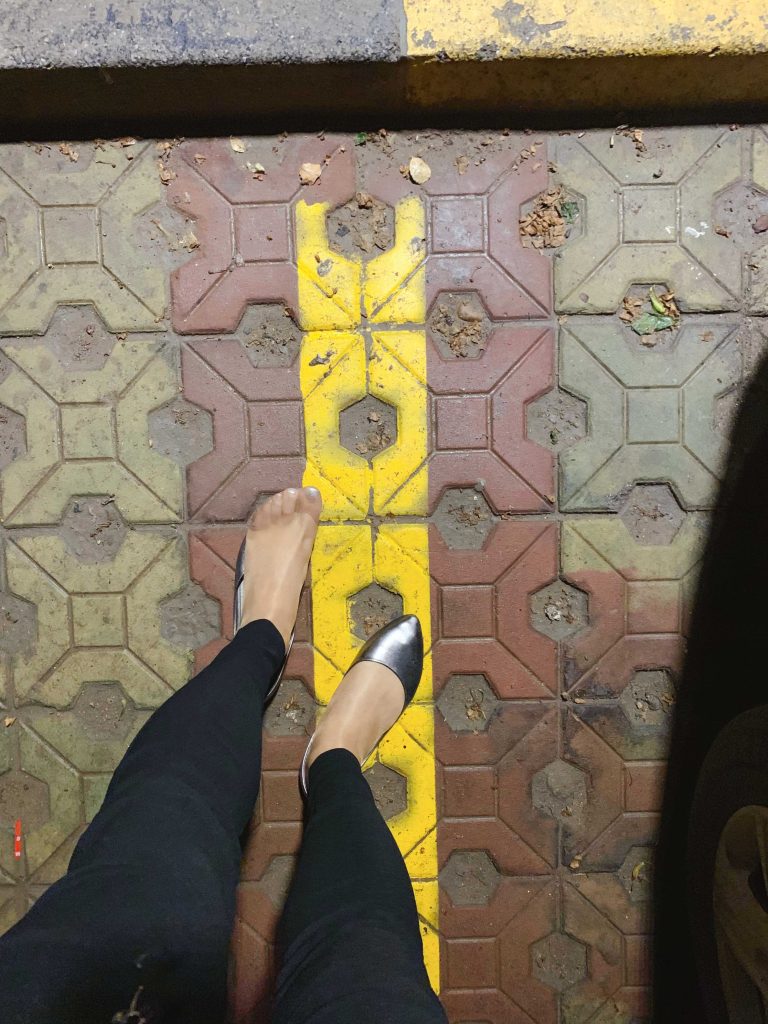 银色浅口鞋丝袜不同角度展示 / Silver flats with stockings from another angle