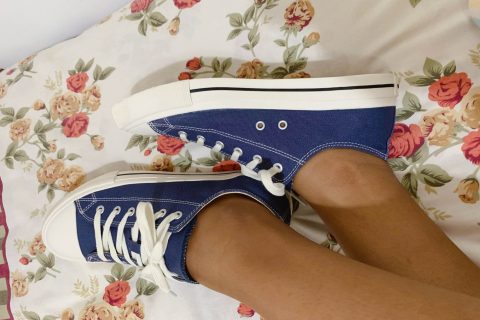 丝袜搭配蓝色帆布鞋正面效果 / Stockings with blue canvas shoes front view