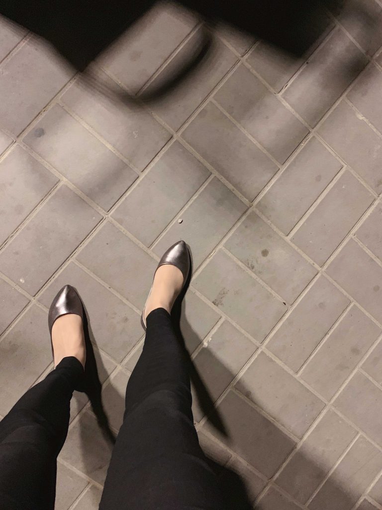 丝袜搭配银色芭蕾平底鞋 / Stockings with silver ballet flats