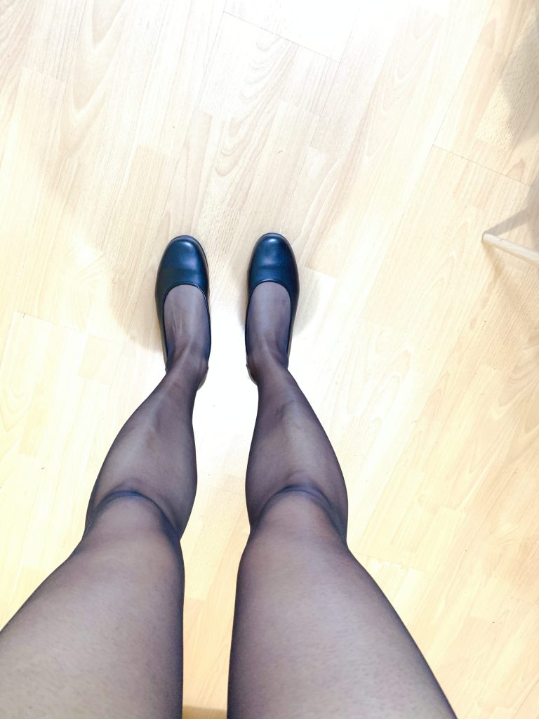 丝袜搭配黑色空姐平底鞋侧面穿搭 / Stockings with black flight attendant style flats side view