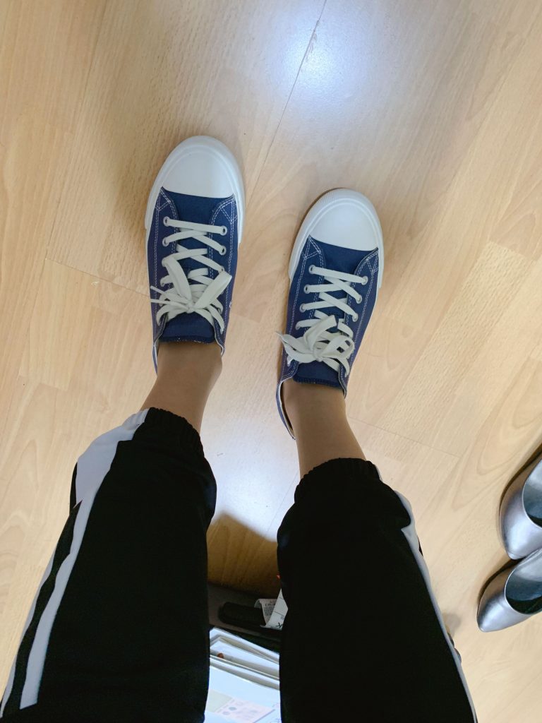 浅色丝袜搭配蓝色帆布鞋 / Light stockings with blue canvas shoes