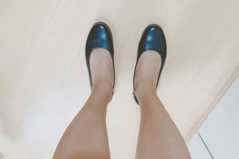 黑色空姐同款浅口平底鞋与丝袜细节 / Black flight attendant style low-cut flats with stockings detail