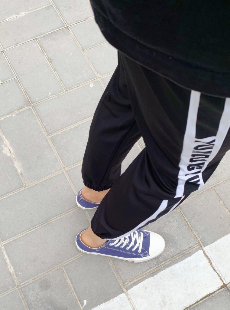 蓝色帆布鞋与丝袜脚部细节 / Blue canvas shoes with stockings detail