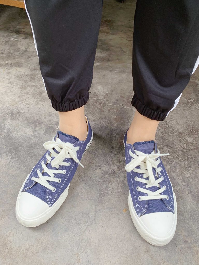 丝袜穿搭蓝色帆布鞋侧面效果 / Stockings with blue canvas shoes side view