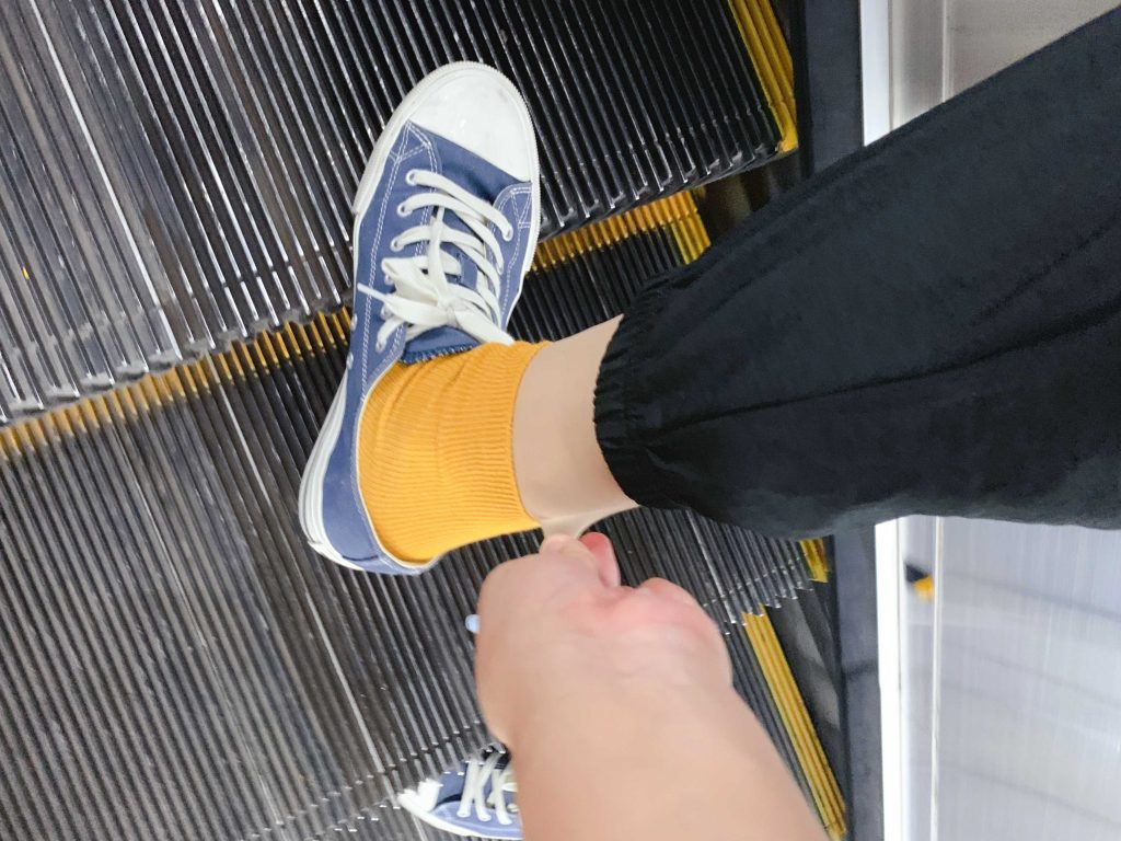丝袜叠穿棉袜搭配蓝色帆布鞋 / Stockings layered with socks and blue canvas shoes