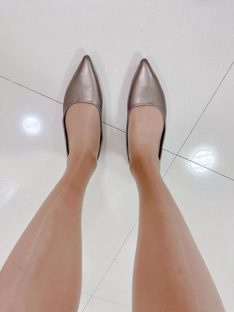 银色浅口平底鞋与丝袜腿部穿搭 / Silver low-cut flats with stockings