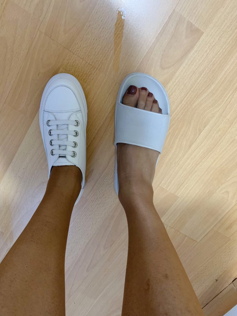 小白鞋与丝袜腿部穿搭 / White sneakers with stockings leg outfit