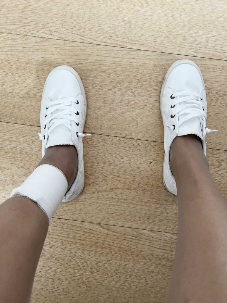 丝袜覆盖左腿捆绑与小白鞋细节 / Stockings covering left leg bondage with white sneakers