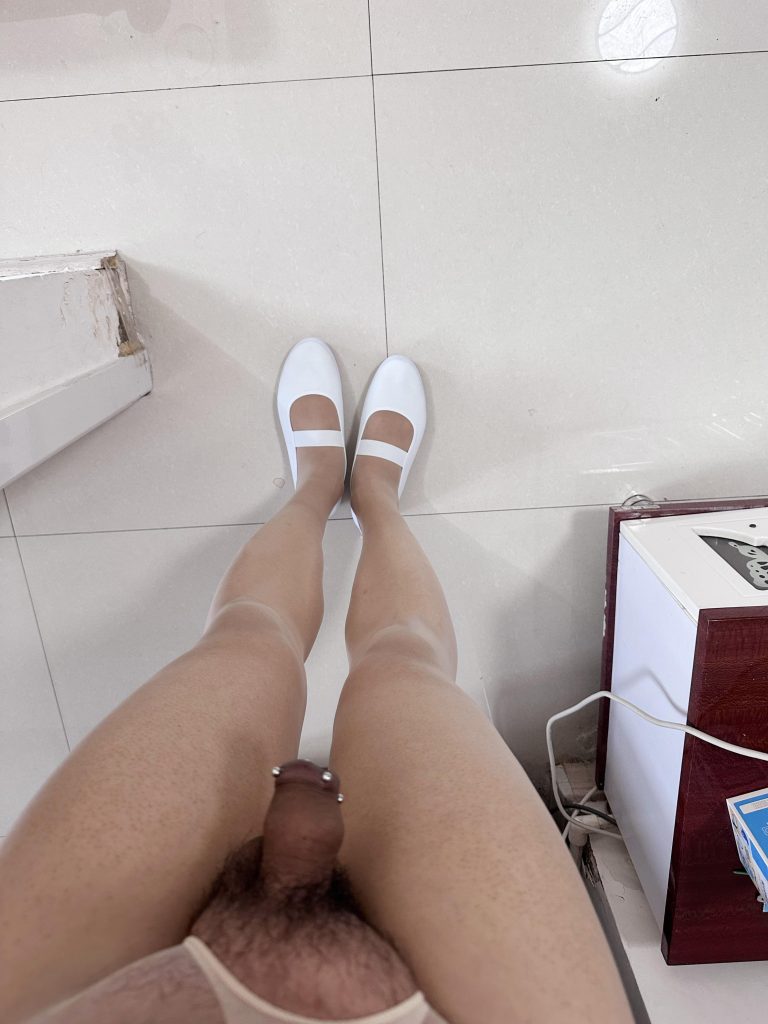 白色一带布鞋与丝袜正面穿搭 / White strap canvas shoes with stockings front view