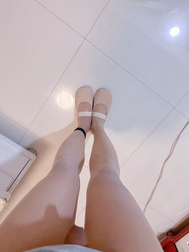 平底鞋丝袜组合腿部线条展示 / Stockings and flats combination showing leg style