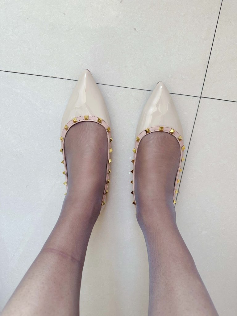 铆钉平底鞋与丝袜腿部穿搭 / Studded flats with stockings leg outfit