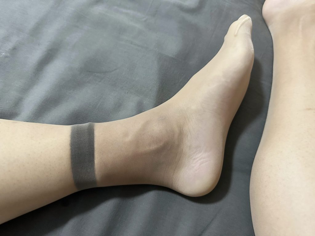 腿部紧缚与束缚痕迹细节 / Tight leg bondage and pressure marks
