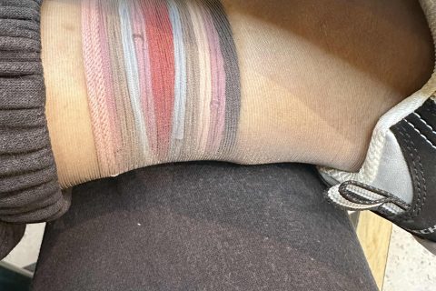 饭店场景中的丝袜腿部束缚 / Stockings and leg bondage at a restaurant