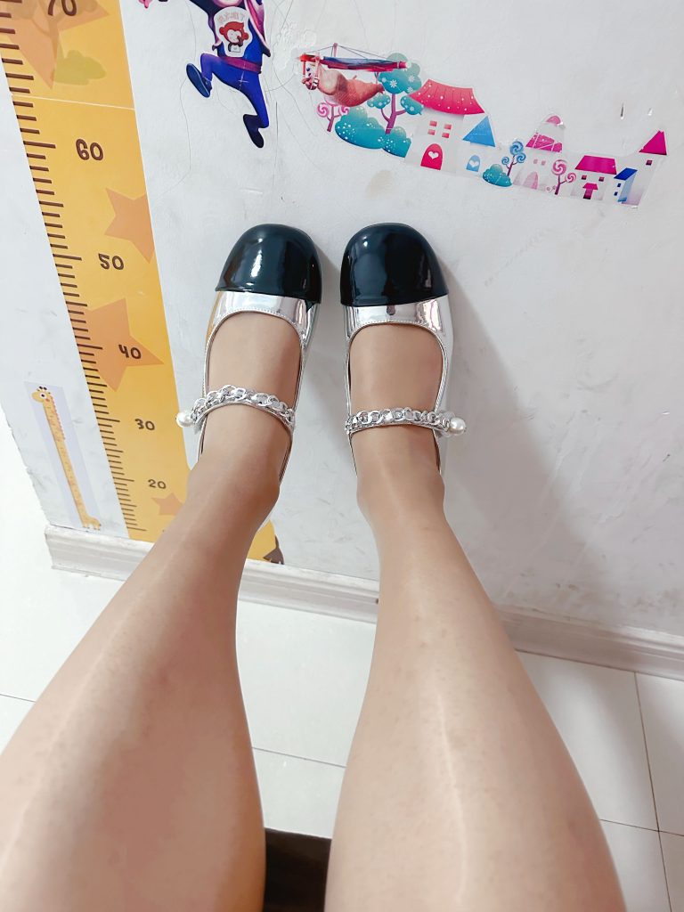 玛丽珍平底鞋与丝袜腿部穿搭 / Mary Jane flats with stockings leg outfit
