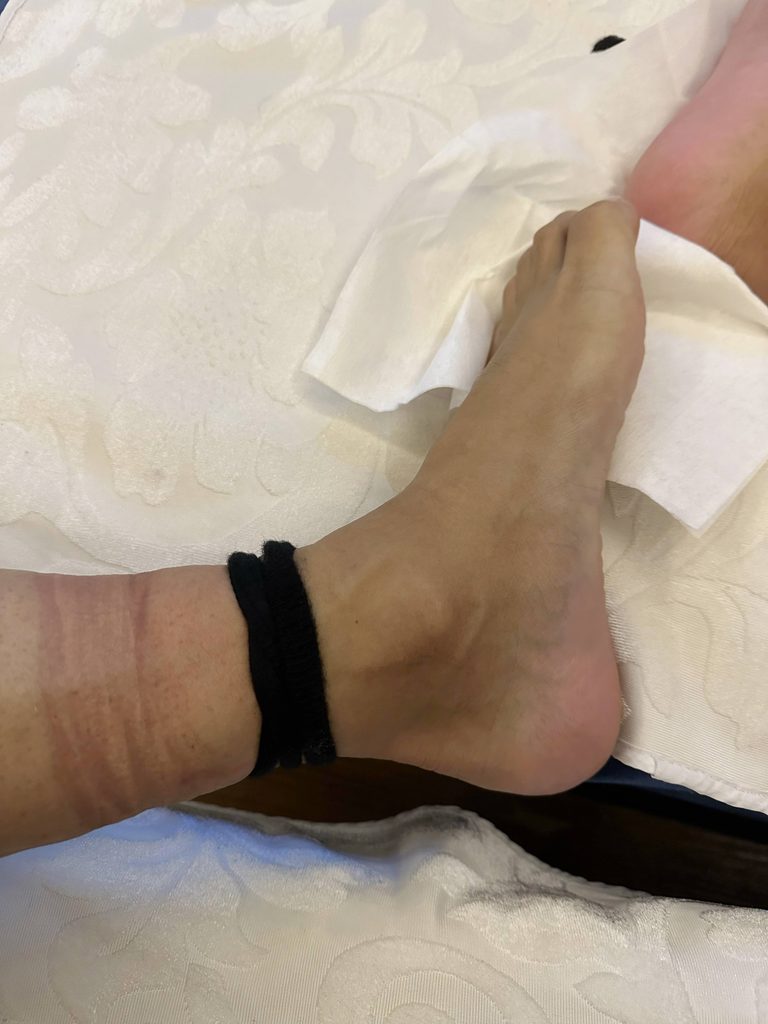 足部美甲与丝袜捆绑细节 / Pedicure and stocking bondage details