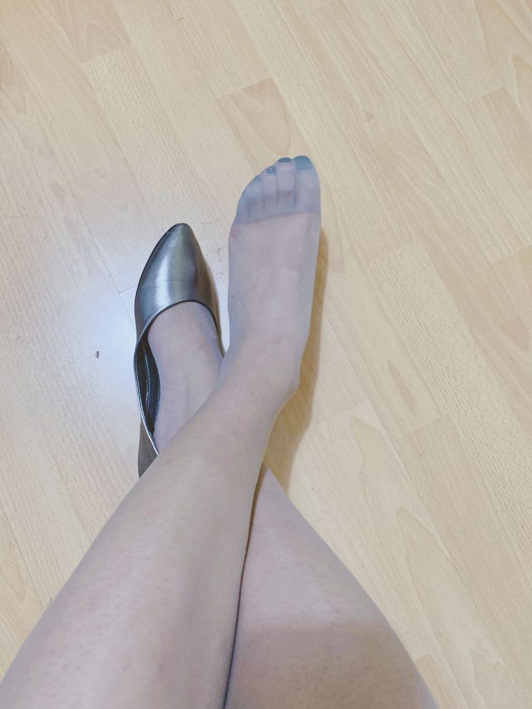 银色平底鞋丝袜日常腿部穿搭 / Everyday leg outfit with silver flats and stockings