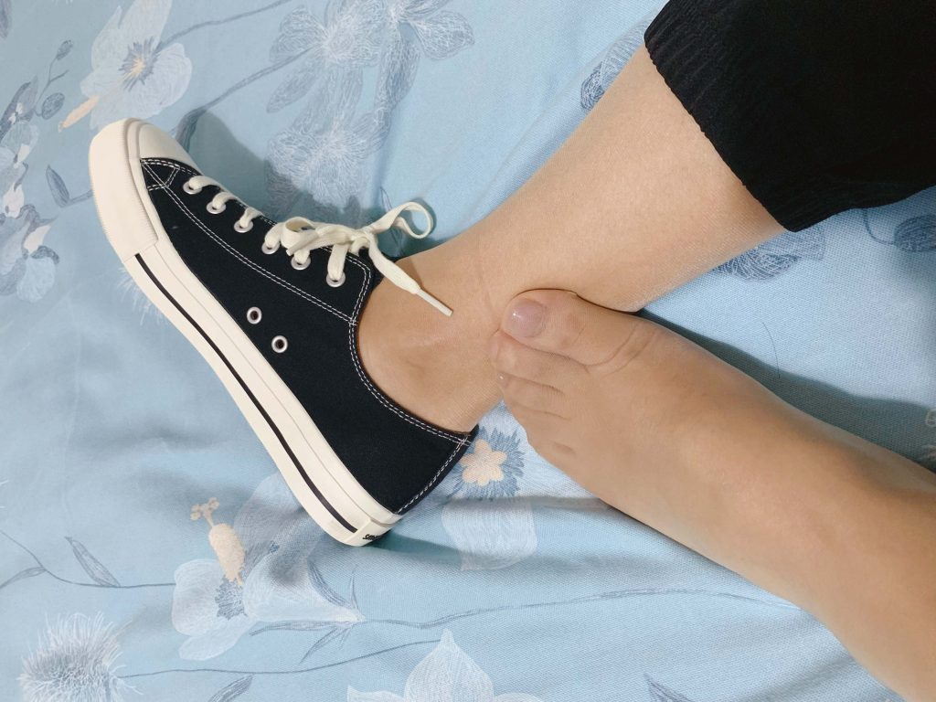 黑色帆布鞋丝袜不同角度展示 / Black canvas shoes with stockings from another angle