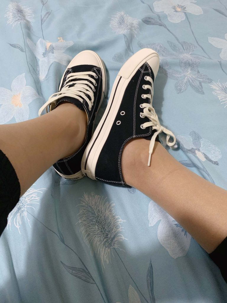丝袜搭配黑色系帆布鞋 / Stockings with black canvas sneakers