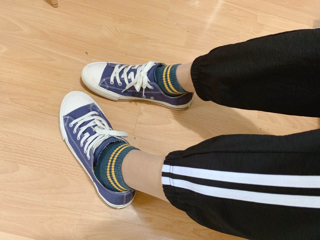 丝袜与蓝色帆布鞋脚踝细节 / Stockings and blue canvas shoes ankle detail