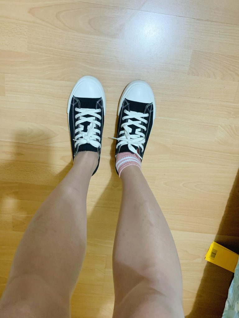黑色低帮帆布鞋与丝袜穿搭 / Black low-top canvas shoes with stockings