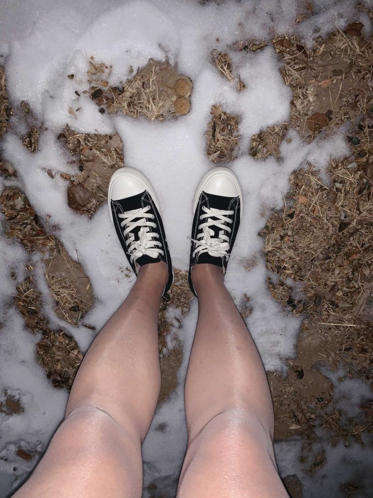 丝袜配低帮黑色帆布鞋 / Stockings with black low-top canvas shoes