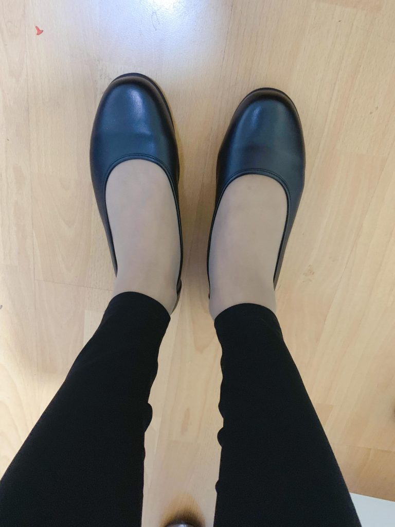 黑色职业平底鞋搭配丝袜腿部效果 / Black uniform flats with stockings leg view