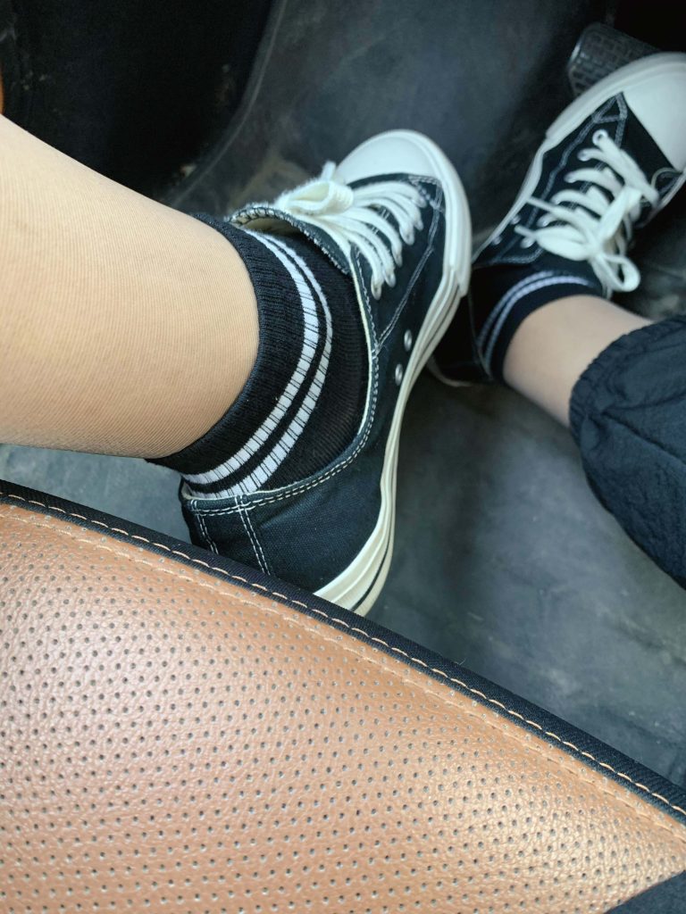 黑色帆布鞋丝袜日常腿部穿搭 / Everyday leg outfit with stockings and black canvas shoes