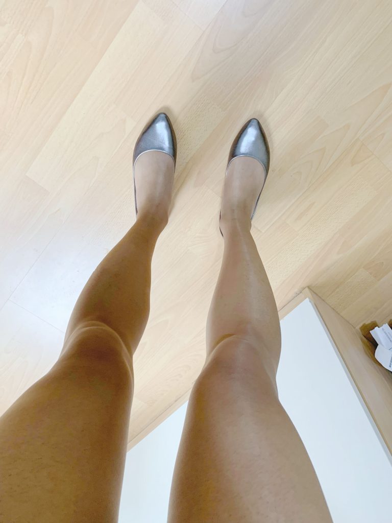 银色平底鞋搭配丝袜外出穿搭 / Outdoor stockings outfit with silver flats