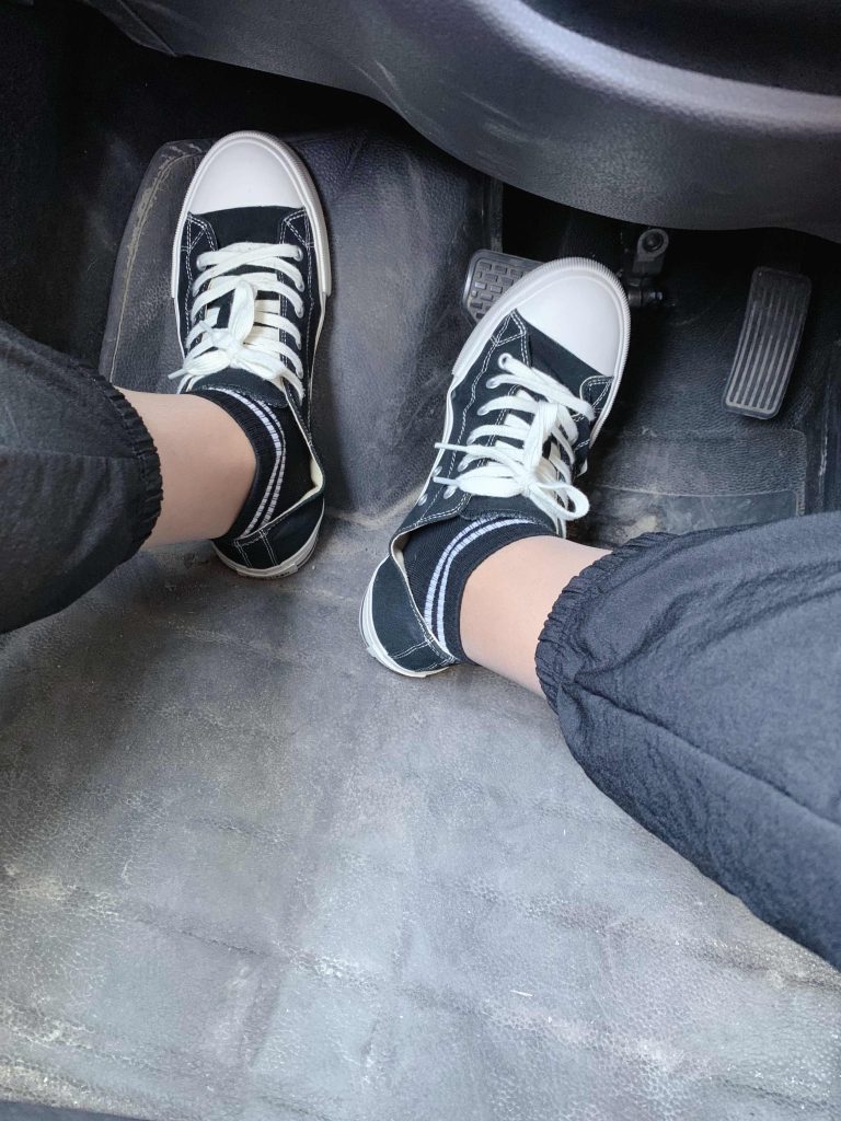 丝袜和黑色帆布鞋鞋面细节 / Stockings and black canvas shoe detail