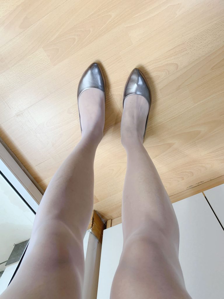 丝袜与银色平底鞋整体效果 / Overall stockings and silver flats outfit