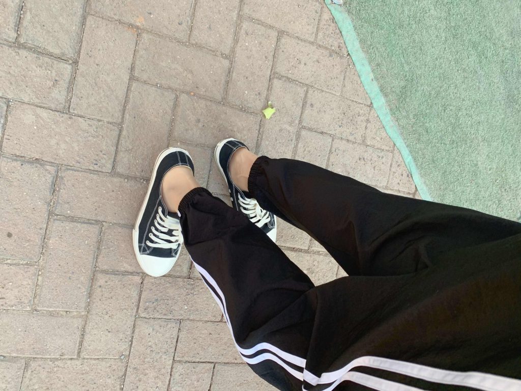 黑色帆布鞋搭配丝袜休闲造型 / Casual outfit with black canvas shoes and stockings