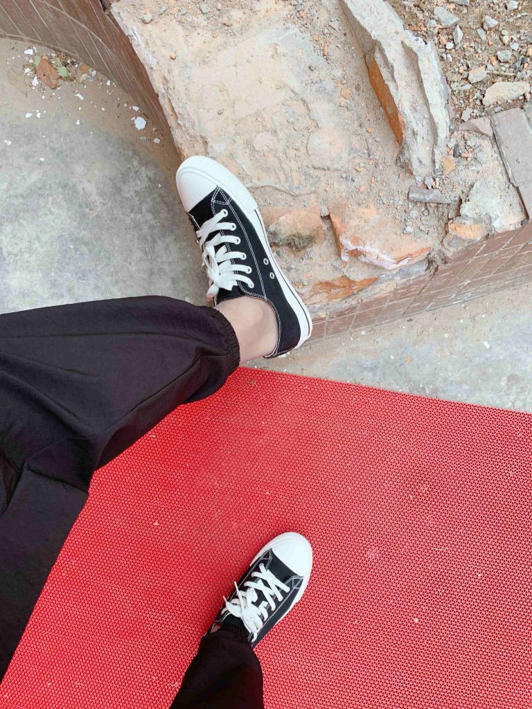 丝袜与黑色帆布鞋脚踝细节 / Stockings and black canvas shoes ankle detail