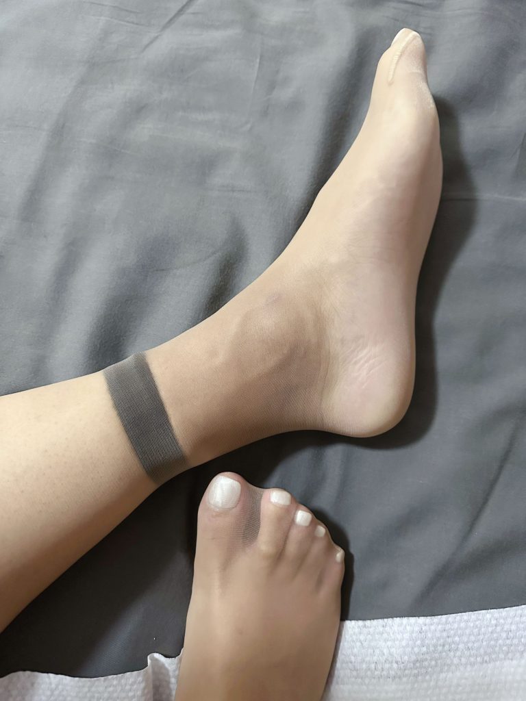 单腿束缚不同角度展示 / Single-leg bondage from another angle