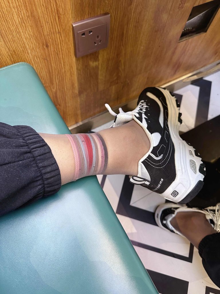 丝袜下腿部紧缚与脚部细节 / Leg bondage under stockings with foot detail
