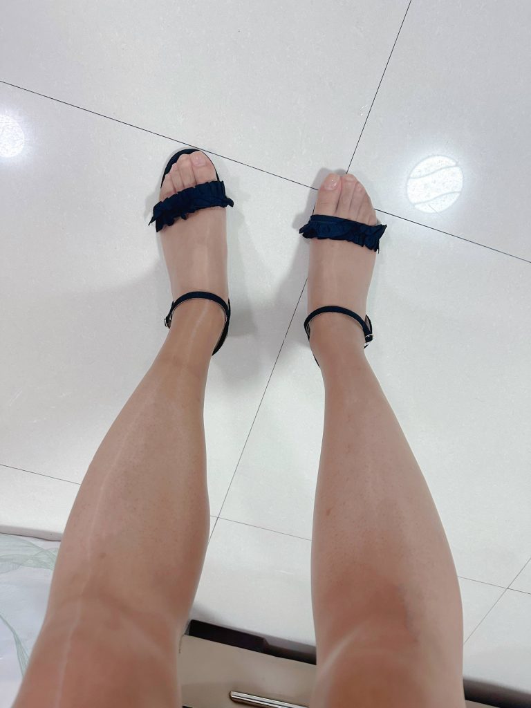 丝袜搭配女士凉鞋正面效果 / Stockings with women's sandals front view