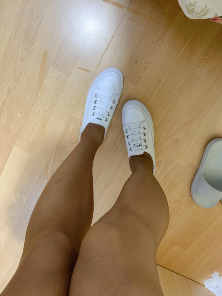 黑色丝袜搭配小白鞋 / Black stockings with white sneakers