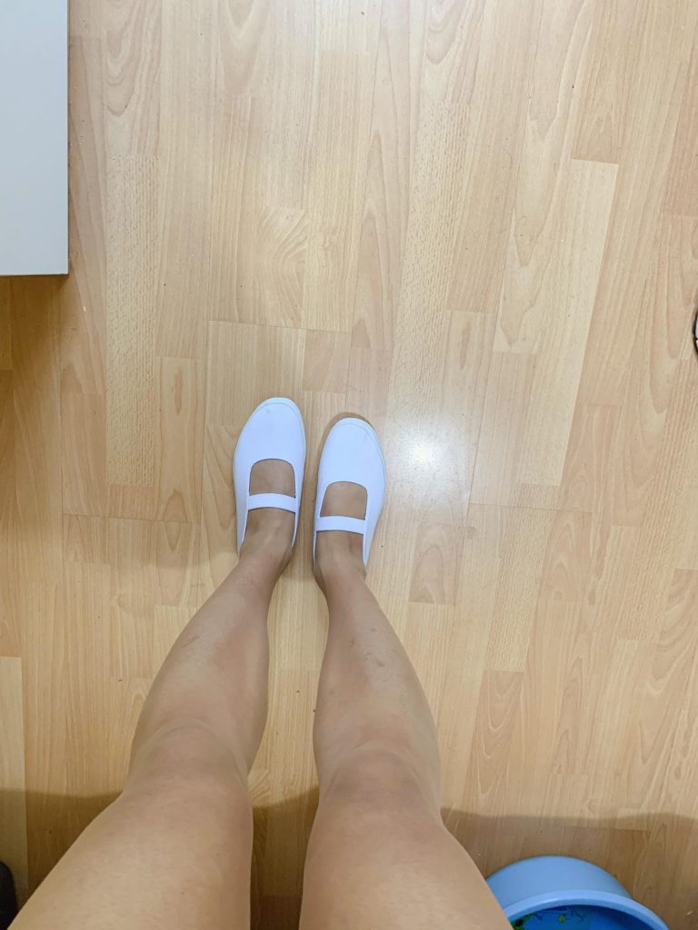 怀旧白一带鞋搭配丝袜腿部效果 / Retro white strap shoes with stockings leg view