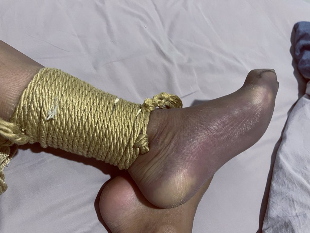 紧缚状态下的左腿与脚部 / Left leg and foot under tight bondage