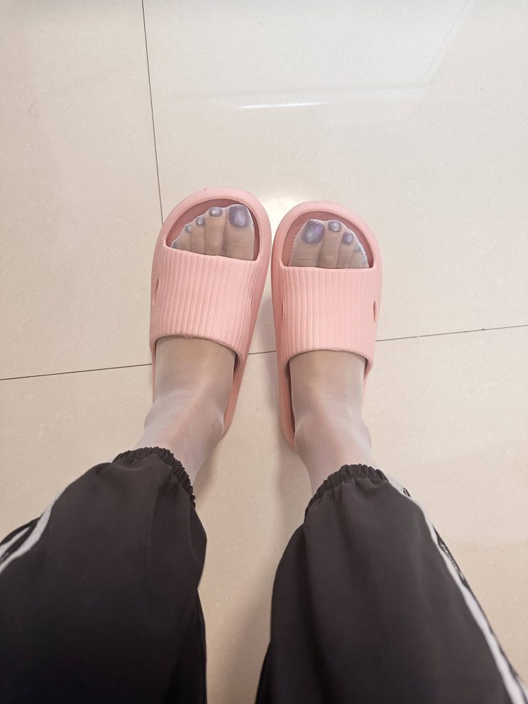 高级感紫色镜面脚趾美甲展示 / Elegant purple mirror toenail design