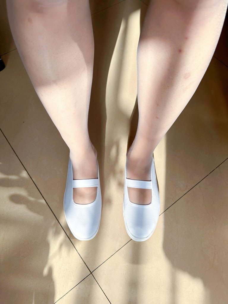 穿长筒袜搭配舞蹈鞋和护士鞋的腿部图片 / Legs wearing stockings with dance shoes and nurse shoes