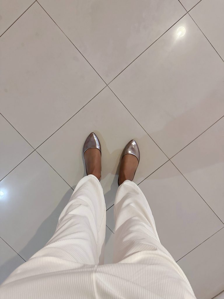 泰国酒店内的白色平底鞋穿搭 / White flats outfit in a Thailand hotel